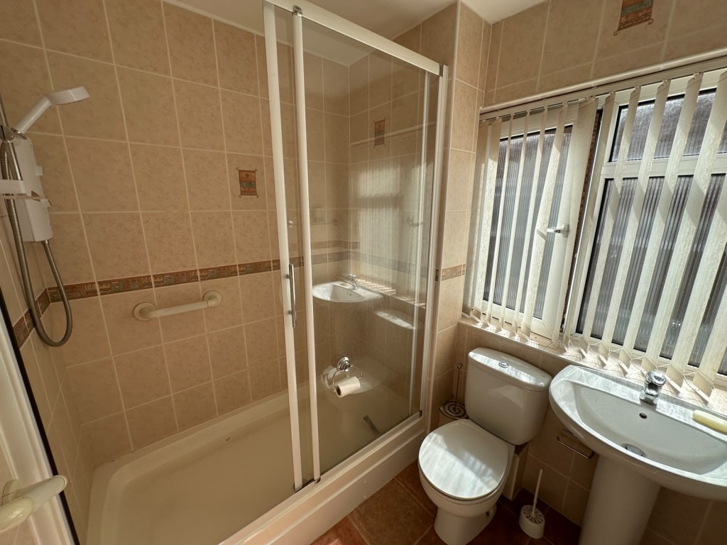 Lot: 6 - BALCONY FLAT OVERLOOKING DEVONSHIRE PARK TENNIS COURTS - Flat bathroom with shower, WC & hand basin